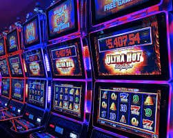 Dealer VCT sedang melempar dadu Sic Bo di meja kasino langsung